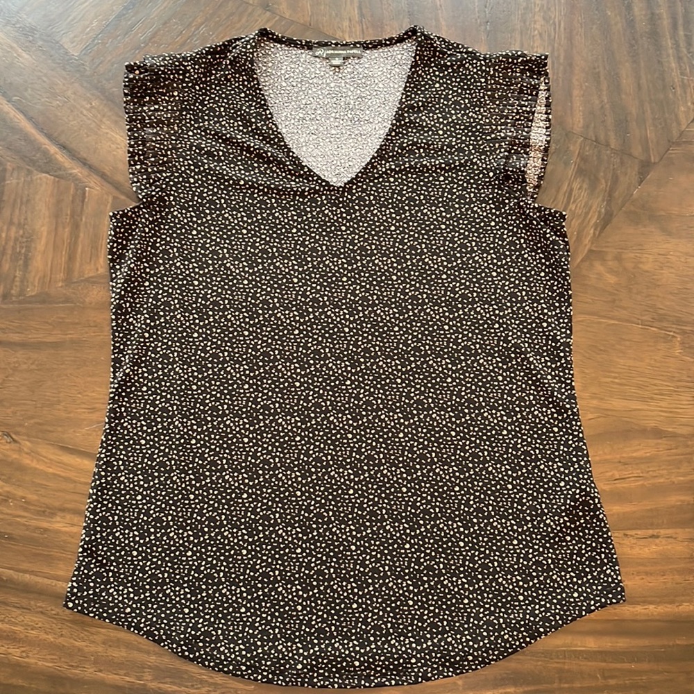 Women’s shirt.